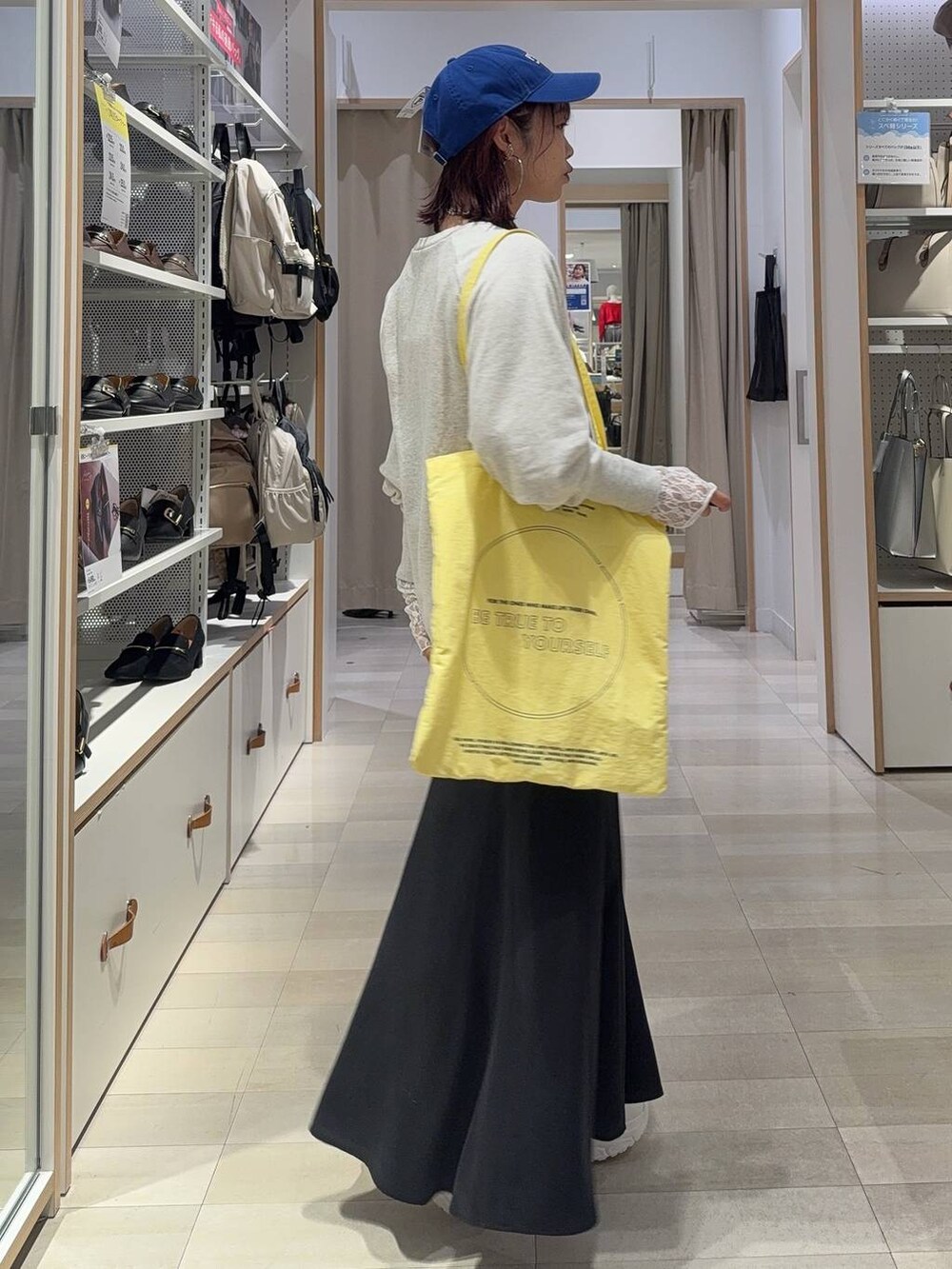 ホワイト系のスニーカー、ホワイト系のTシャツ/カットソー、グレー系のTシャツ/カットソーを着用したレディースの秋コーディネートの3枚目の写真