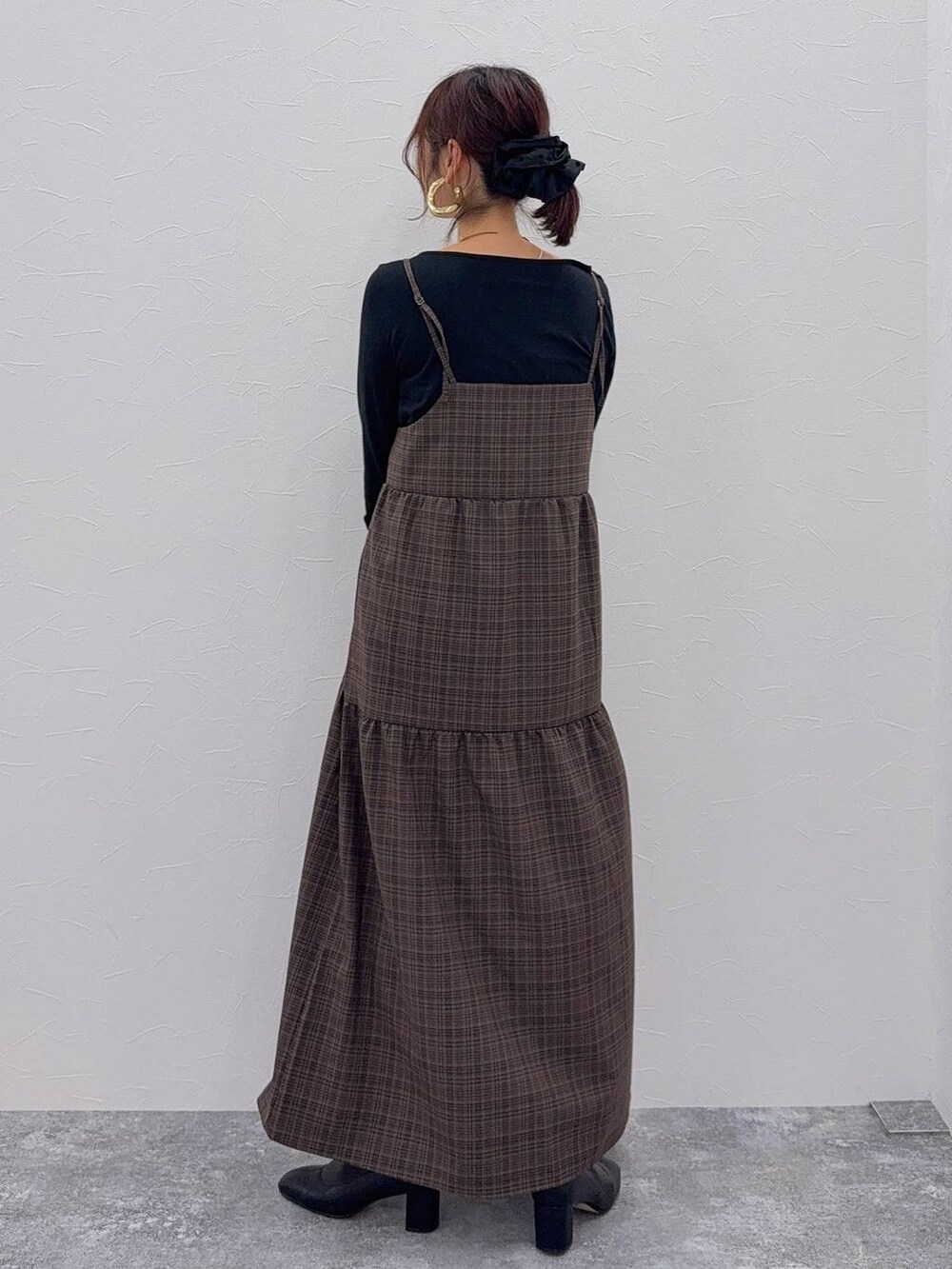 ブラウン系のショルダーバッグ、ブラック系のブーツ、ホワイト系のシャツ/ブラウスを着用したレディースの秋コーディネートの6枚目の写真