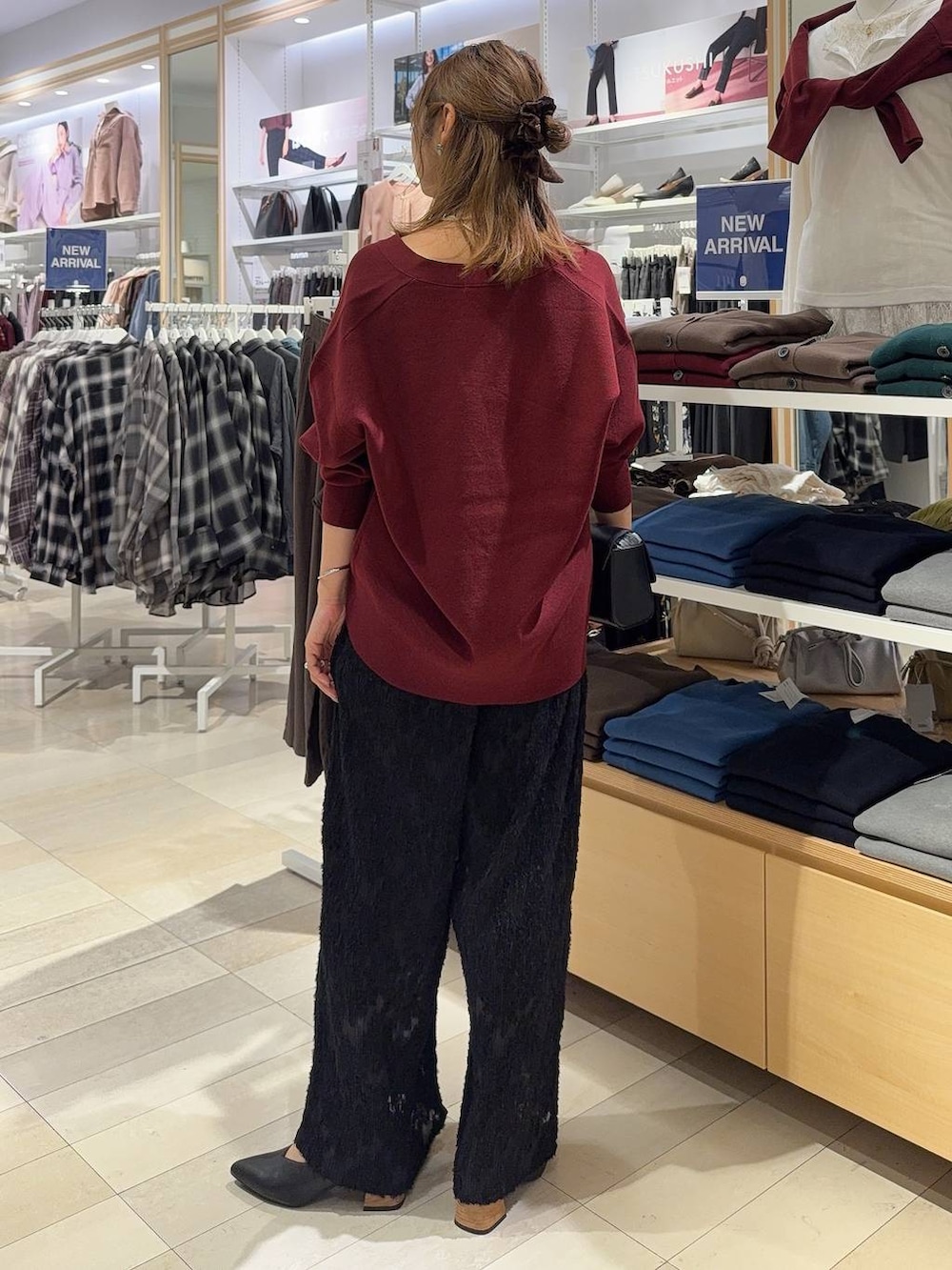 ブラック系のその他パンツ、ブラック系のショルダーバッグ、レッド系のカーディガン/ボレロを着用したレディースの秋コーディネートの3枚目の写真