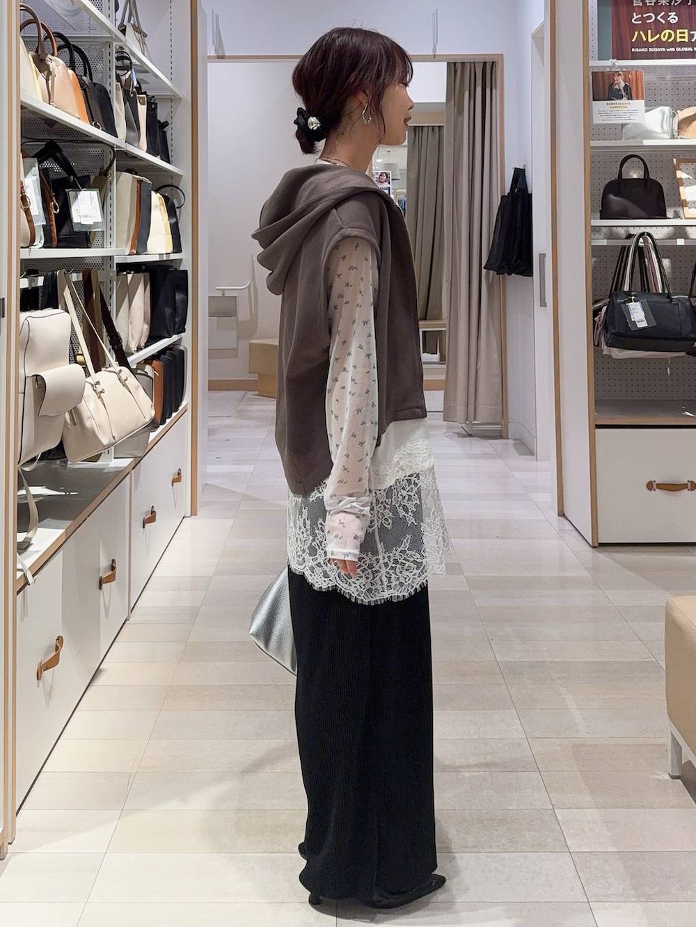 ホワイト系のTシャツ/カットソー、ブラック系のパーカー、ホワイト系のキャミソールを着用したレディースの冬コーディネートの9枚目の写真