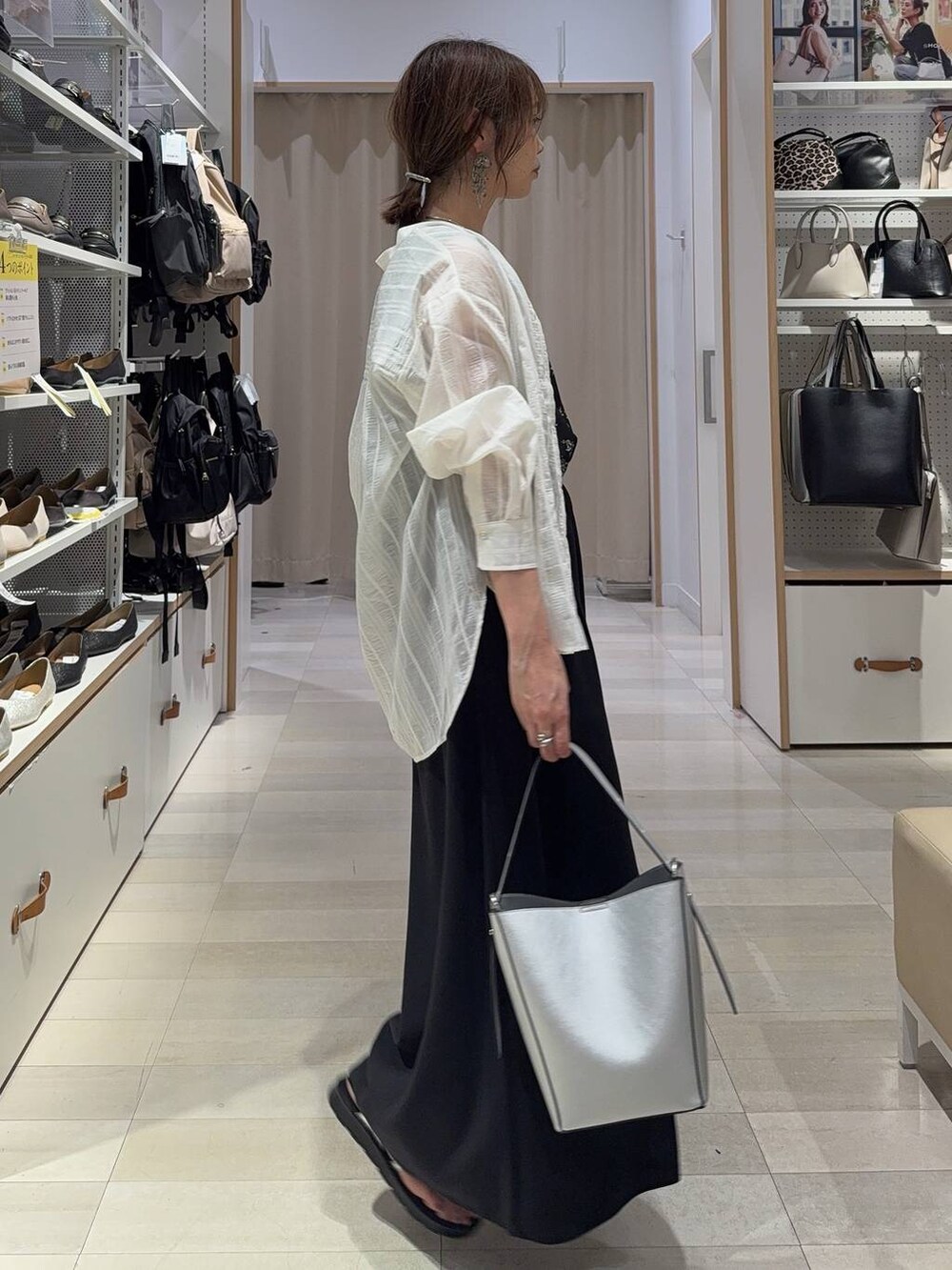 ホワイト系のショルダーバッグ、ホワイト系のシャツ/ブラウス、シルバー系のサンダルを着用したレディースの夏コーディネートの5枚目の写真