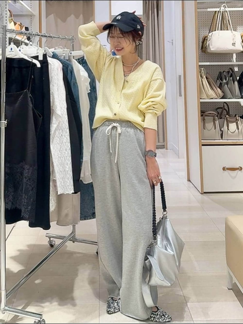 ホワイト系のシャツ/ブラウス、ホワイト系のステンカラーコート、イエロー系のカーディガン/ボレロを着用したレディースの冬コーディネートの4枚目の写真