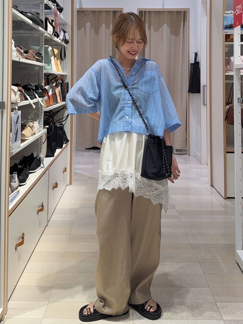 グレー系のその他パンツ、ブルー系のシャツ/ブラウス、ブラック系のタンクトップを着用したレディースの夏コーディネートの2枚目の写真