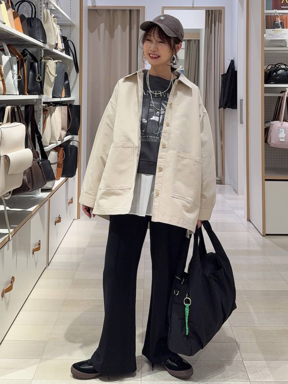 ブラック系のトートバッグ、ホワイト系のTシャツ/カットソー、ブラック系のスウェットを着用したレディースの春コーディネートの5枚目の写真