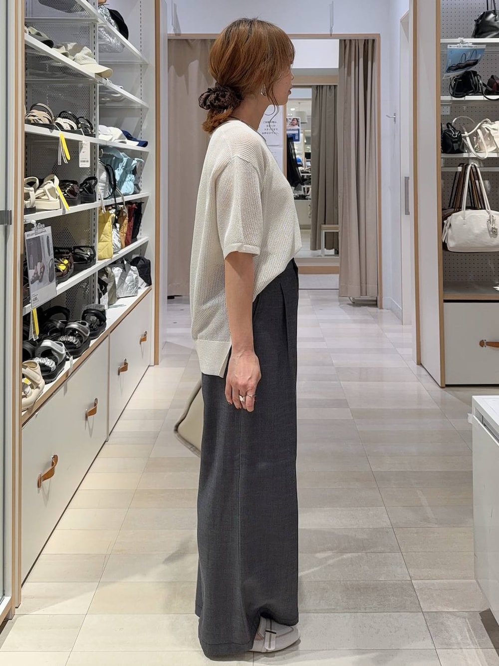ホワイト系のパンプス、ベージュ系のトートバッグ、ブラック系のその他パンツを着用したレディースの夏コーディネートの2枚目の写真