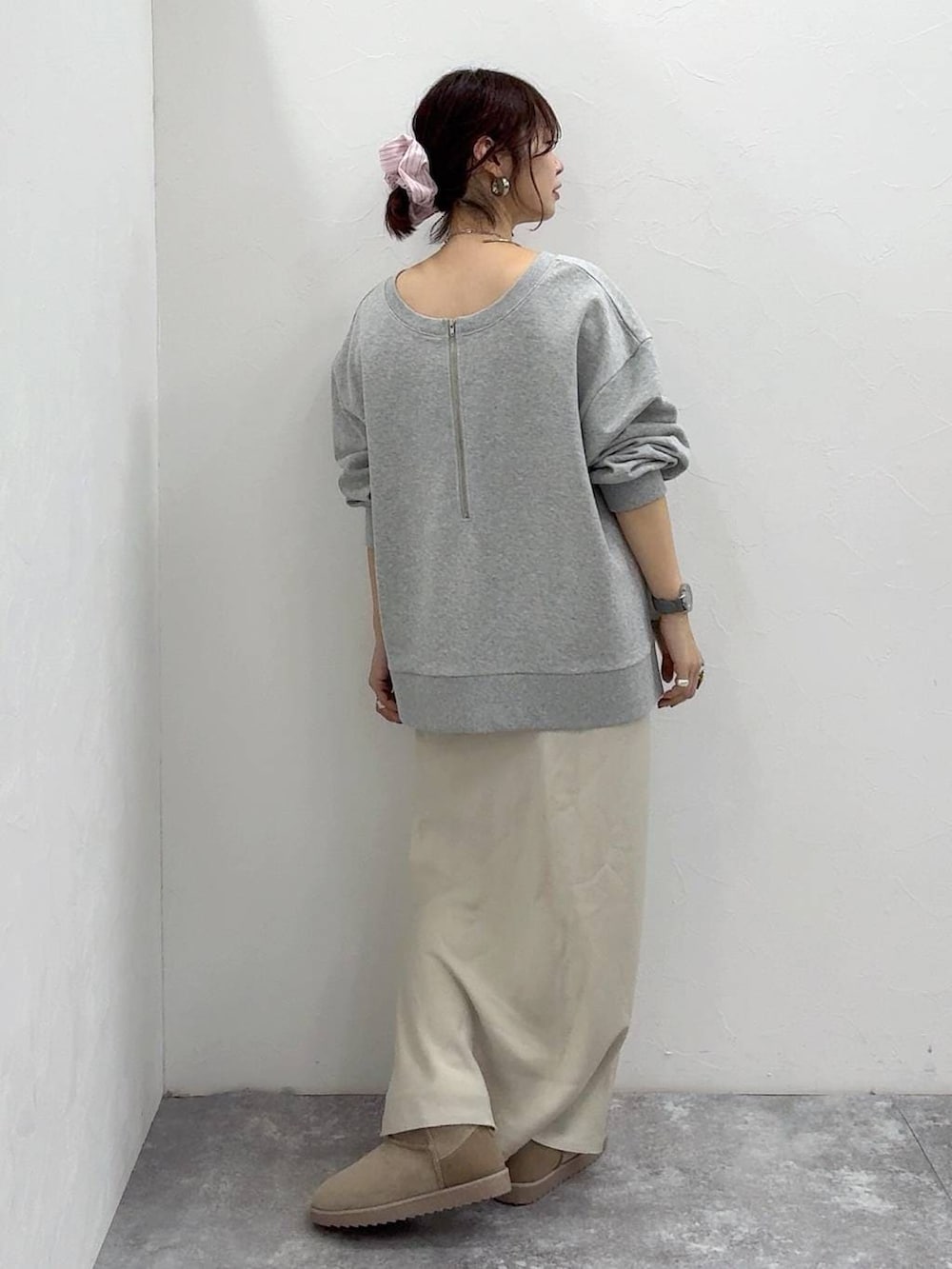 ホワイト系のショルダーバッグ、ブラック系のダウンジャケット/コート、ホワイト系のスカートを着用したレディースの冬コーディネートの9枚目の写真