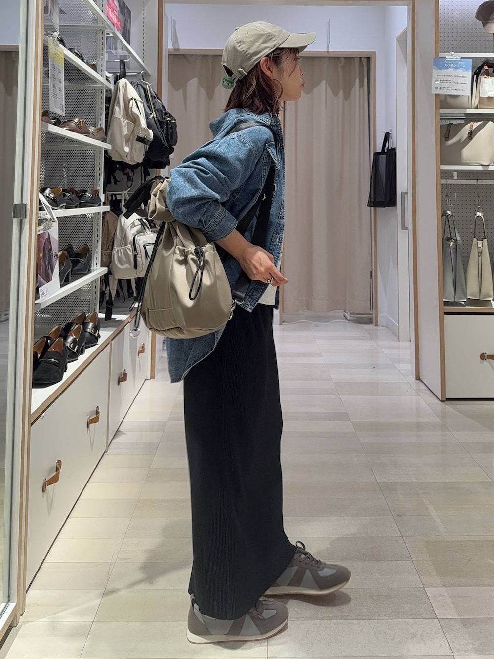 グレー系のバックパック/リュック、グレー系のスニーカー、グレー系のTシャツ/カットソーを着用したレディースの秋コーディネートの4枚目の写真