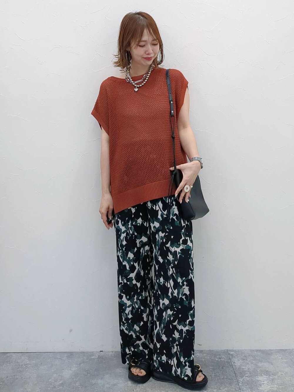 ブラック系のキャミソール、ブラウン系のTシャツ/カットソー、ブラウン系のその他パンツを着用したレディースの夏コーディネートの6枚目の写真