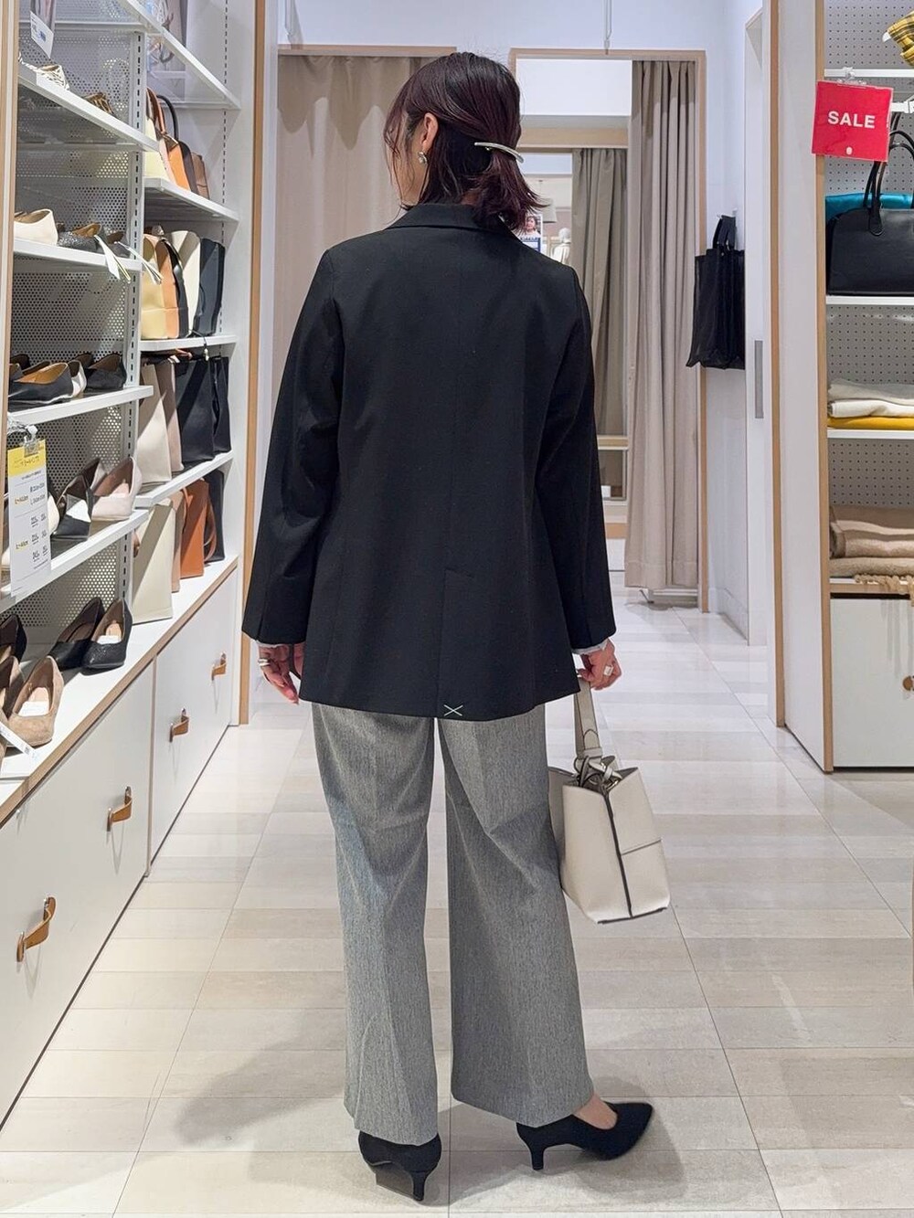 その他のパンプス、ブラック系のテーラードジャケット、ブルー系のシャツ/ブラウスを着用したレディースの冬コーディネートの6枚目の写真