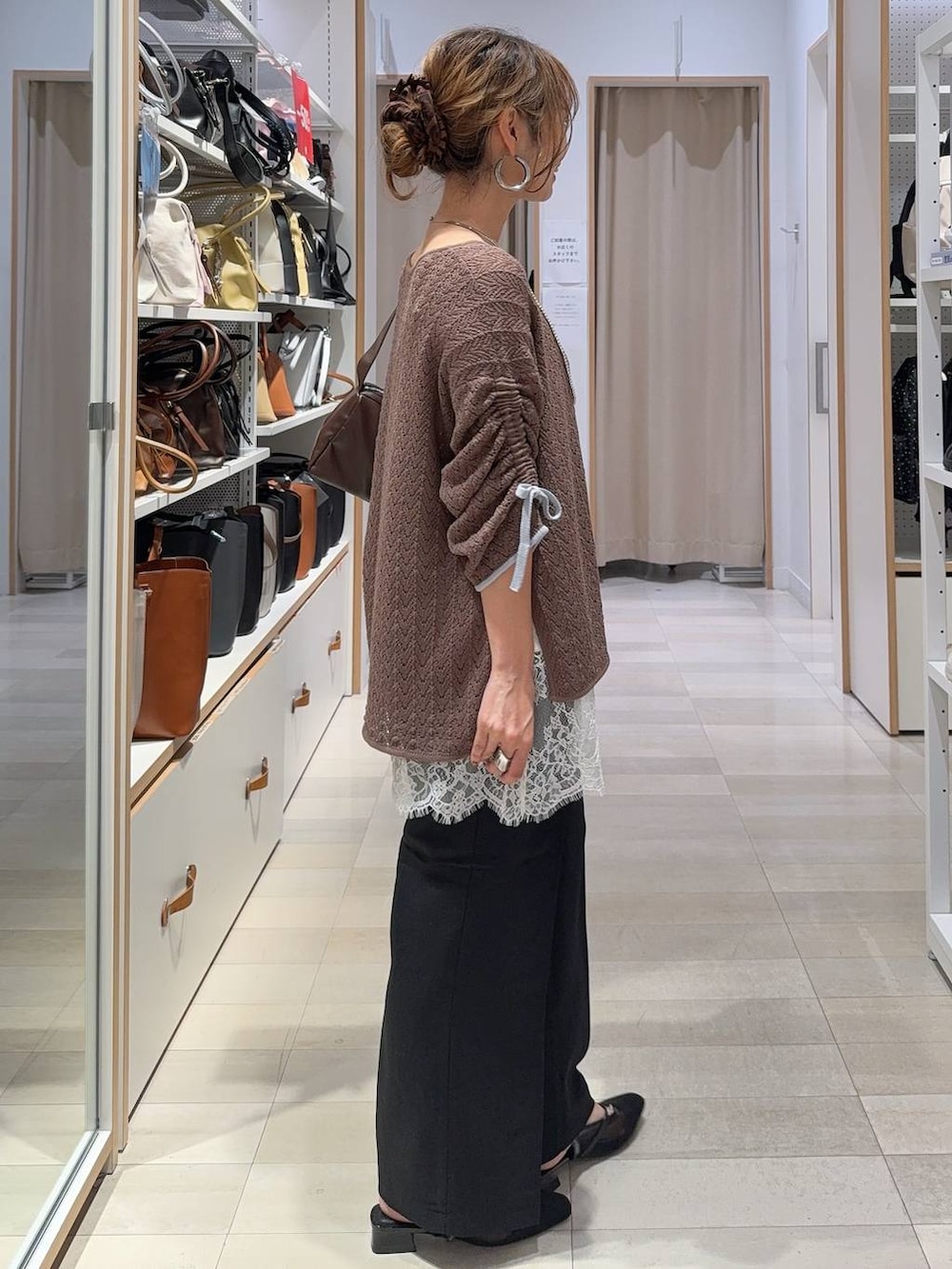 ブラック系のその他パンツ、ブラック系のスカート、ブラウン系のボディバッグ/ウエストポーチを着用したレディースの夏コーディネートの8枚目の写真