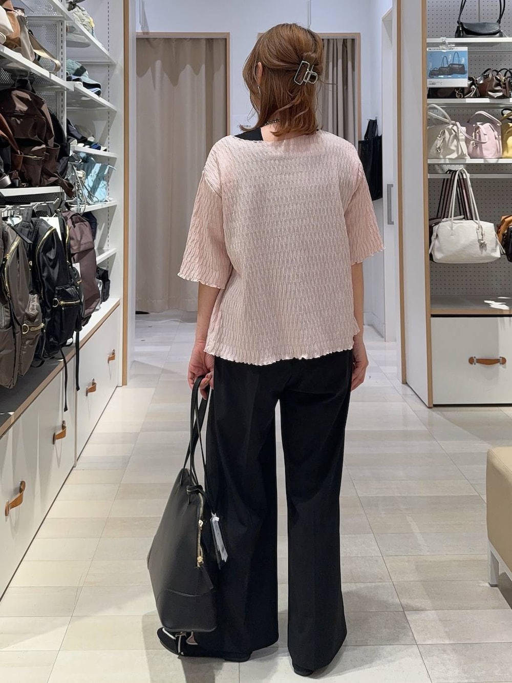 その他のパンプス、ブラック系のボストンバッグ、ブラック系のその他パンツを着用したレディースの春コーディネートの8枚目の写真