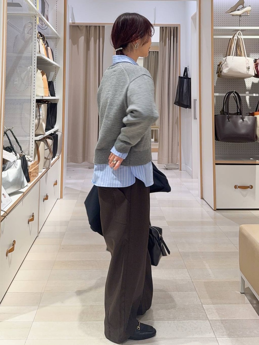 ブラック系のローファー、ブラック系のボストンバッグ、ブルー系のテーラードジャケットを着用したレディースの冬コーディネートの8枚目の写真