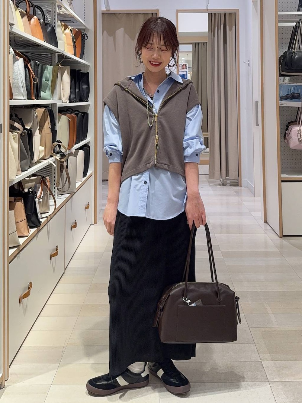 その他のバックパック/リュック、ブルー系のシャツ/ブラウス、グレー系のTシャツ/カットソーを着用したレディースの春コーディネートの5枚目の写真