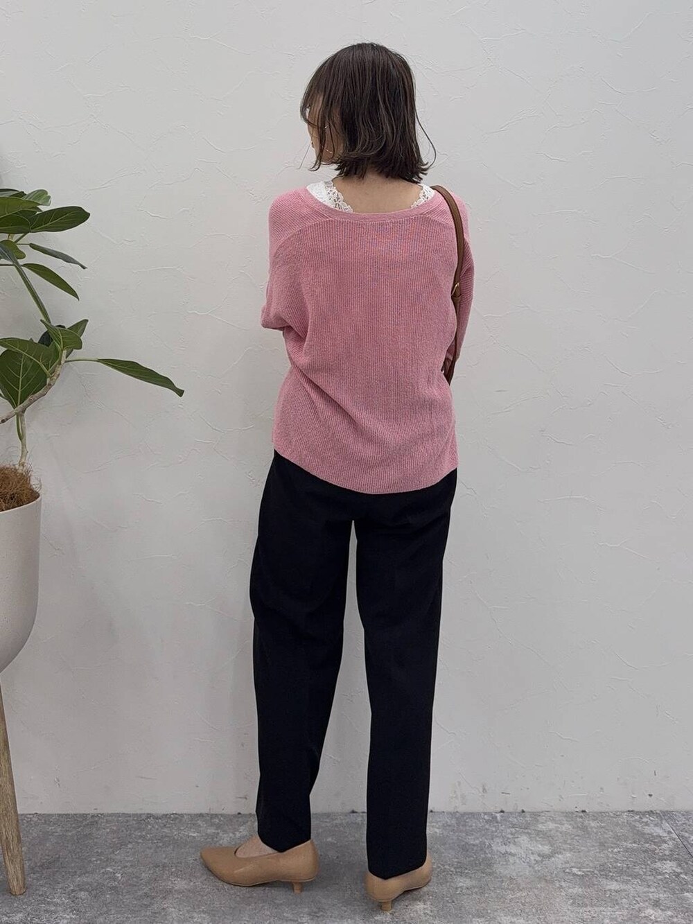 ベージュ系のパンプス、ブルー系のスラックス、ピンク系のカーディガン/ボレロを着用したレディースの秋コーディネートの5枚目の写真