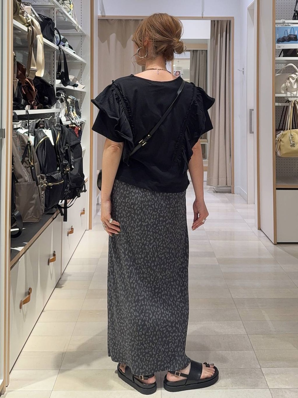 ブラック系のトートバッグ、ブラック系のデニムパンツ、グリーン系のその他トップスを着用したレディースの春コーディネートの6枚目の写真