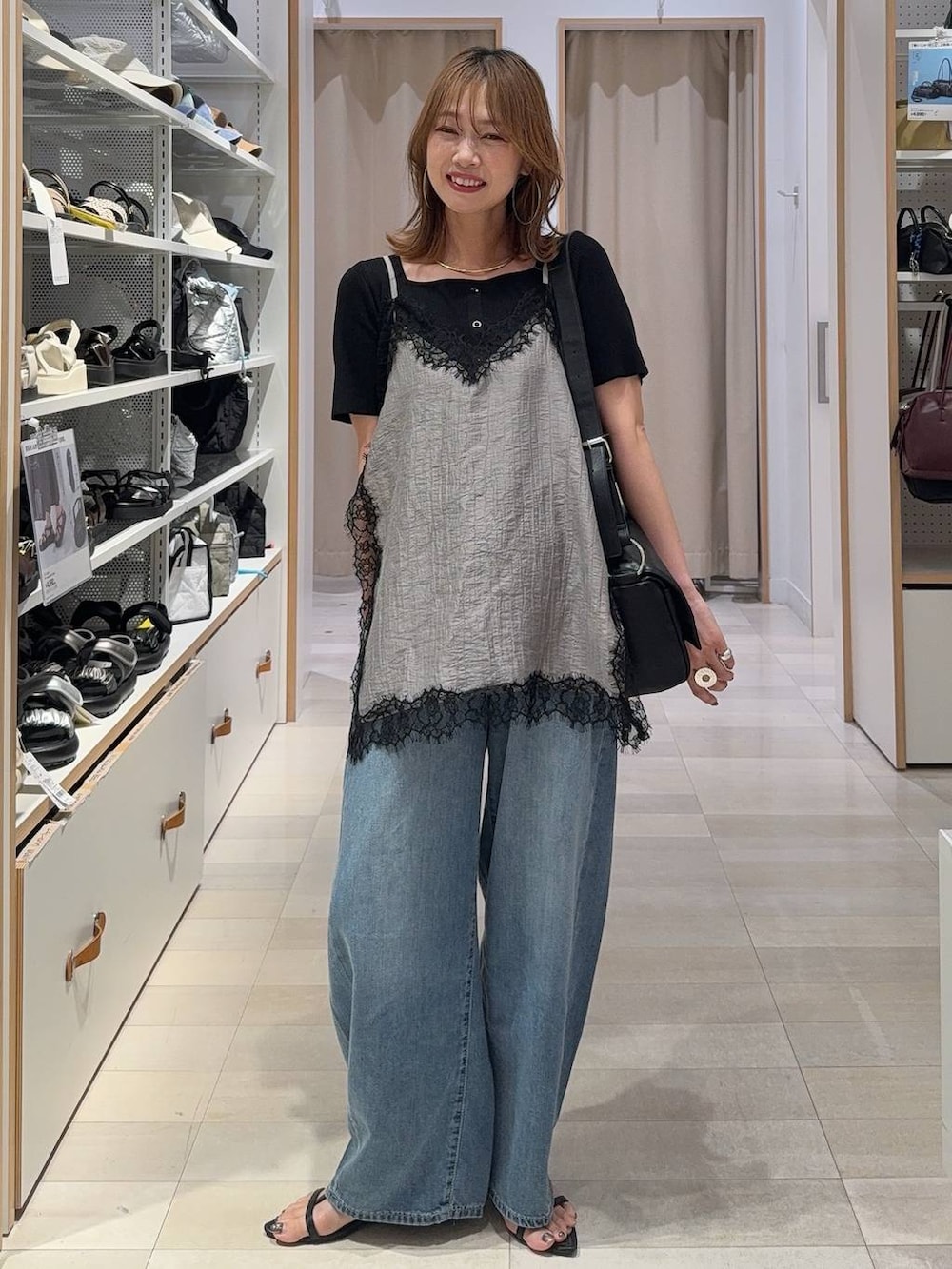 ブラック系のその他パンツ、グレー系のキャミソール、ブラック系のTシャツ/カットソーを着用したレディースの夏コーディネートの4枚目の写真