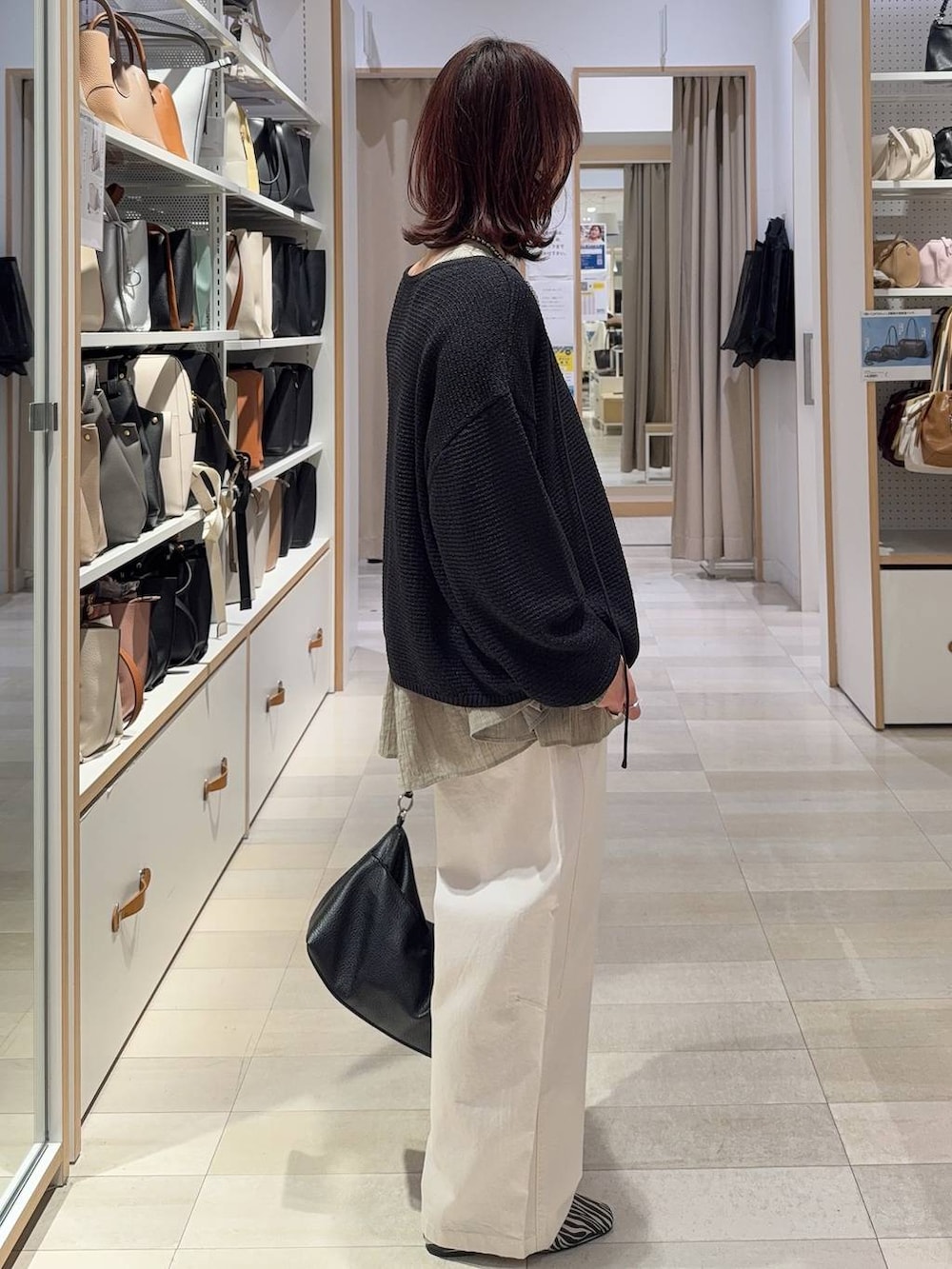 その他のパンプス、ベージュ系のその他パンツ、シルバー系のネックレスを着用したレディースの春コーディネートの8枚目の写真