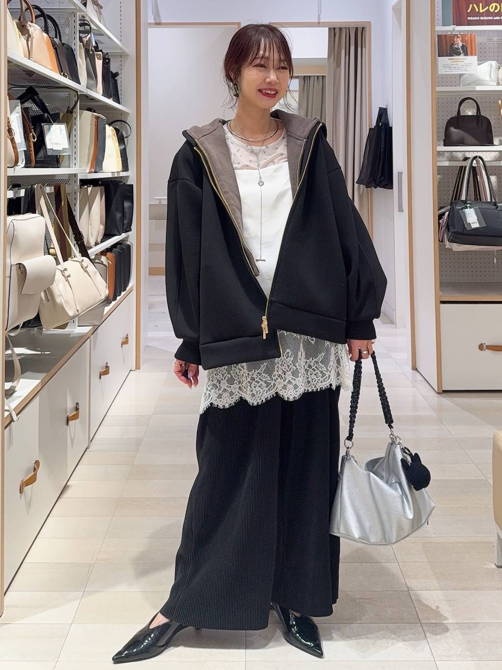 ホワイト系のTシャツ/カットソー、ブラック系のパーカー、ホワイト系のキャミソールを着用したレディースの冬コーディネートの3枚目の写真