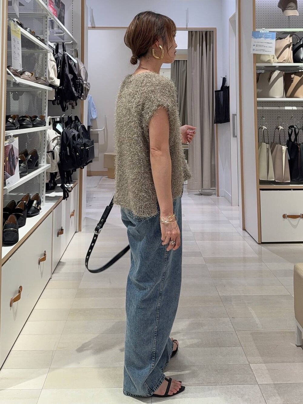 ブラック系のキャミソール、ブラック系のサンダル、ブラック系のボストンバッグを着用したレディースの秋コーディネートの4枚目の写真