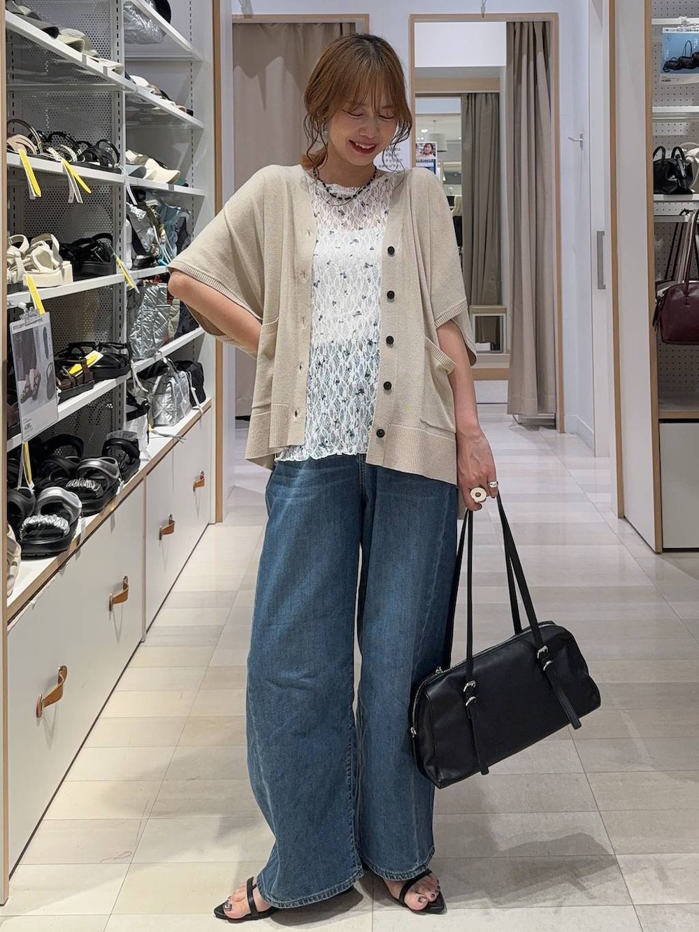 ベージュ系のカーディガン/ボレロ、ホワイト系のその他パンツ、ホワイト系のTシャツ/カットソーを着用したレディースの夏コーディネートの6枚目の写真