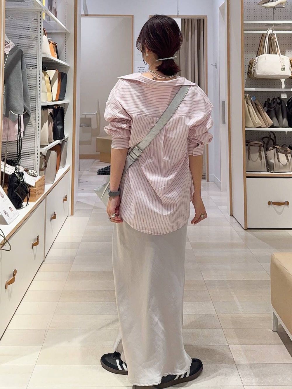 ブラック系のその他アウター、ピンク系のシャツ/ブラウス、グレー系のスカートを着用したレディースの冬コーディネートの8枚目の写真