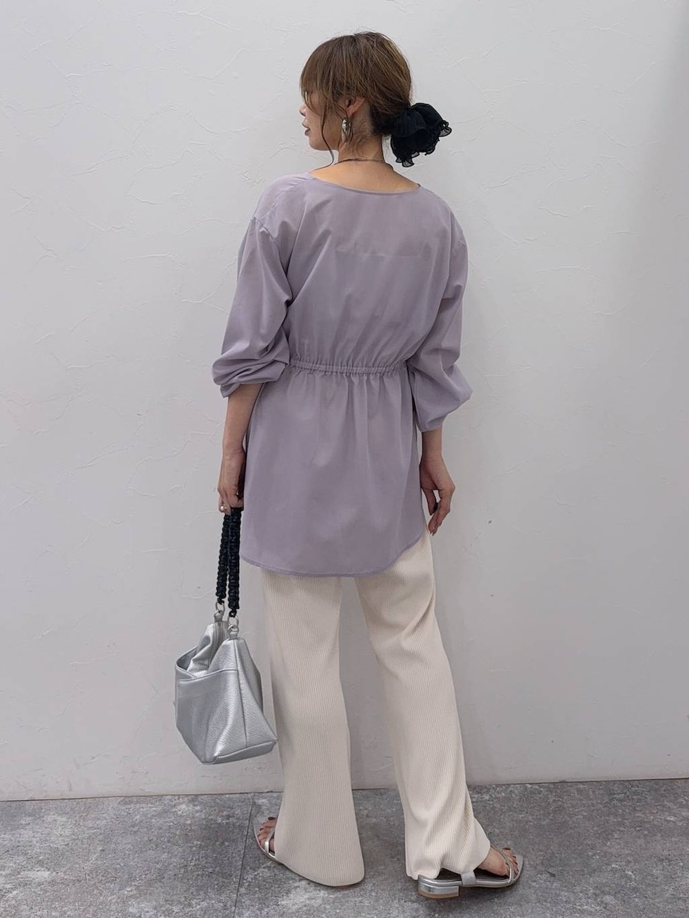 ホワイト系のキャミソール、ホワイト系のその他パンツ、パープル系のシャツ/ブラウスを着用したレディースの夏コーディネートの3枚目の写真
