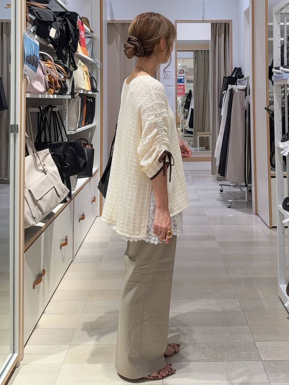 ブラウン系のボストンバッグ、ブラック系のその他パンツ、ベージュ系のその他パンツを着用したレディースの夏コーディネートの8枚目の写真