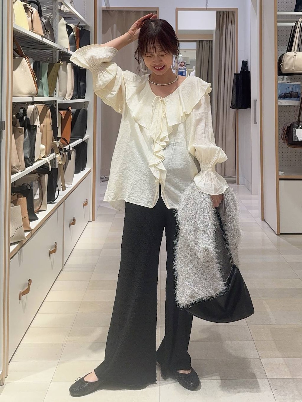 ブラック系のバレエシューズ、グレー系のカーディガン/ボレロ、シルバー系のネックレスを着用したレディースの春コーディネートの2枚目の写真