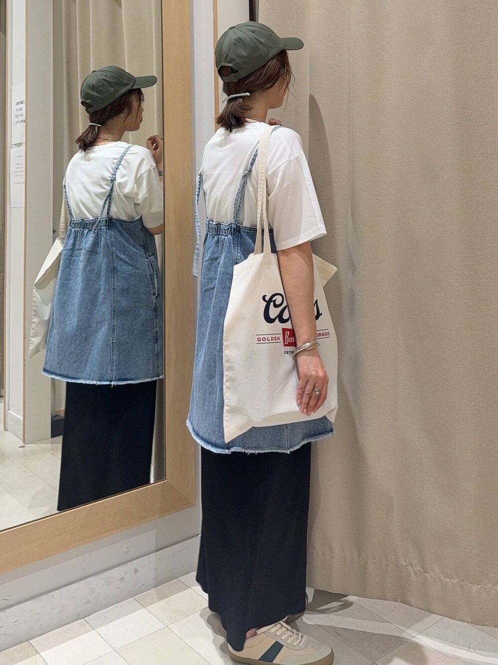 ベージュ系のスニーカー、ホワイト系のTシャツ/カットソー、ブラック系のショルダーバッグを着用したレディースの夏コーディネートの5枚目の写真