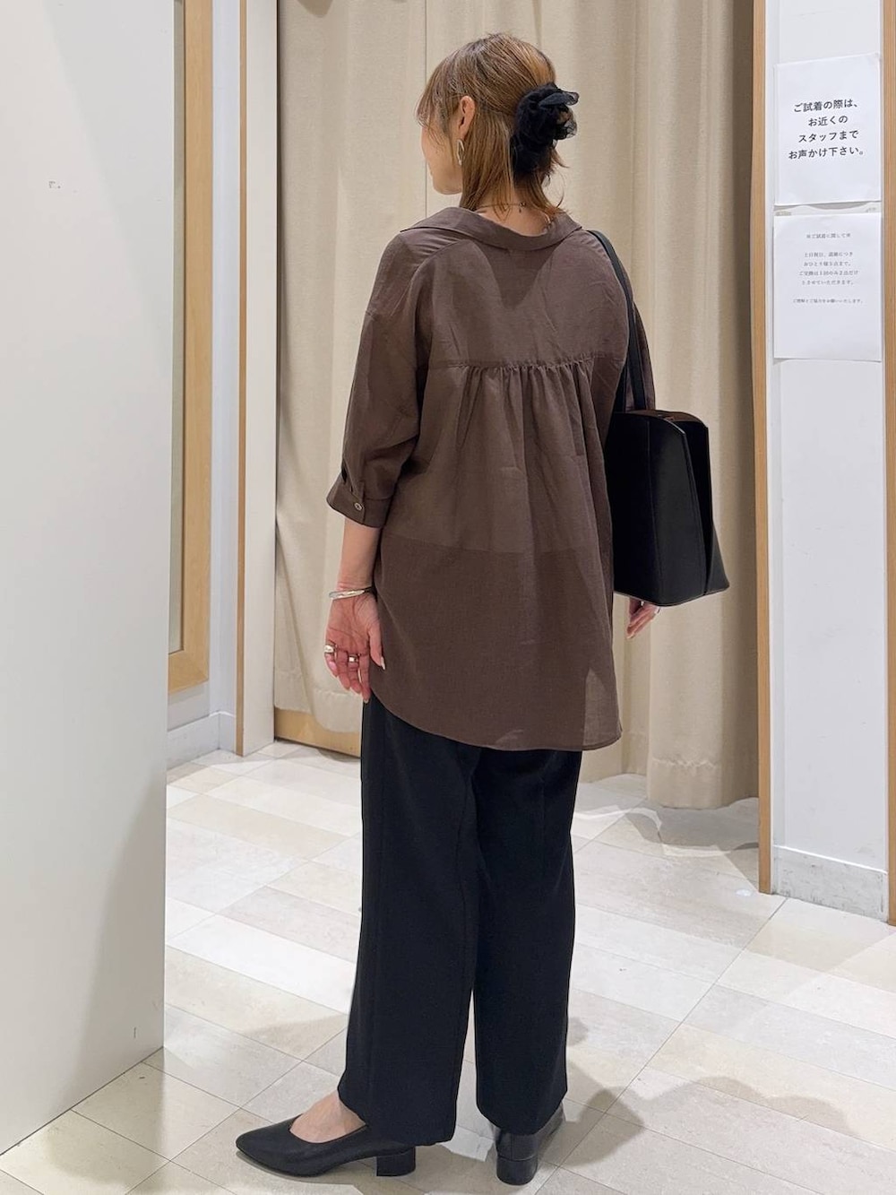 ブラック系のパンプス、ブラック系のトートバッグ、ブラック系のその他パンツを着用したレディースの春コーディネートの7枚目の写真
