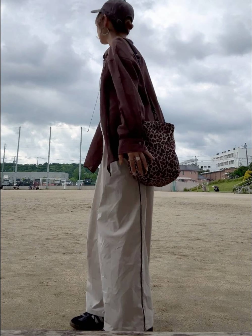 ベージュ系のその他パンツ、ブラウン系のシャツ/ブラウス、ホワイト系のTシャツ/カットソーを着用したレディースの春コーディネートの4枚目の写真