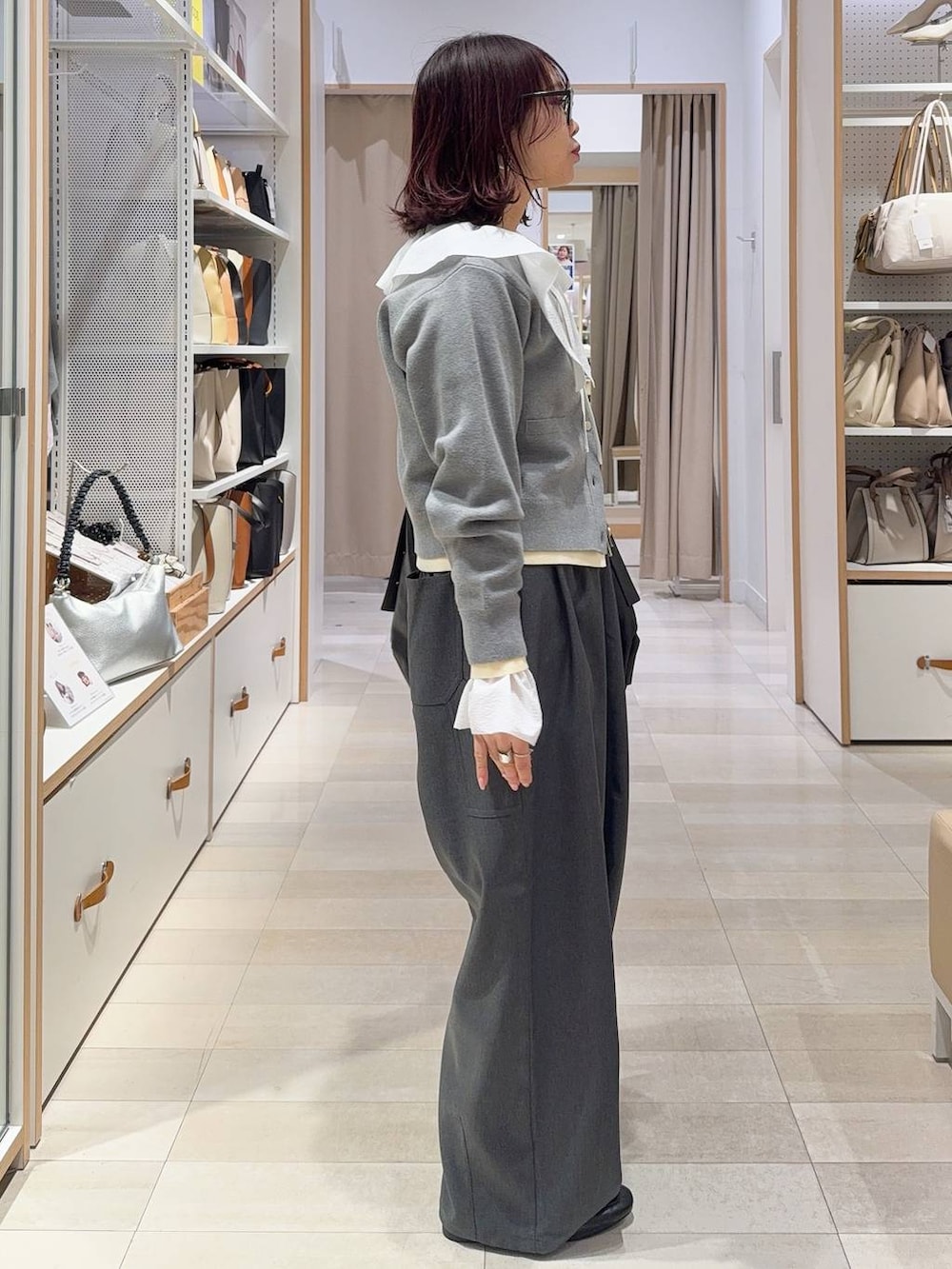 ブラック系のローファー、グレー系のカーディガン/ボレロ、ホワイト系のシャツ/ブラウスを着用したレディースの冬コーディネートの8枚目の写真