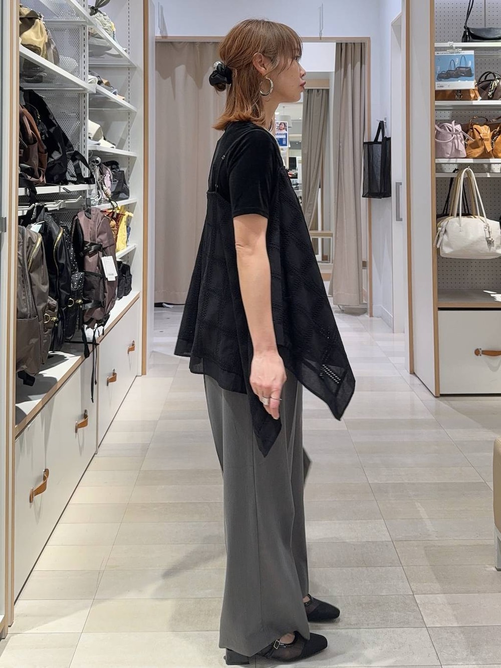 グレー系のその他パンツ、ブラック系のその他トップス、ブラック系のTシャツ/カットソーを着用したレディースの春コーディネートの4枚目の写真