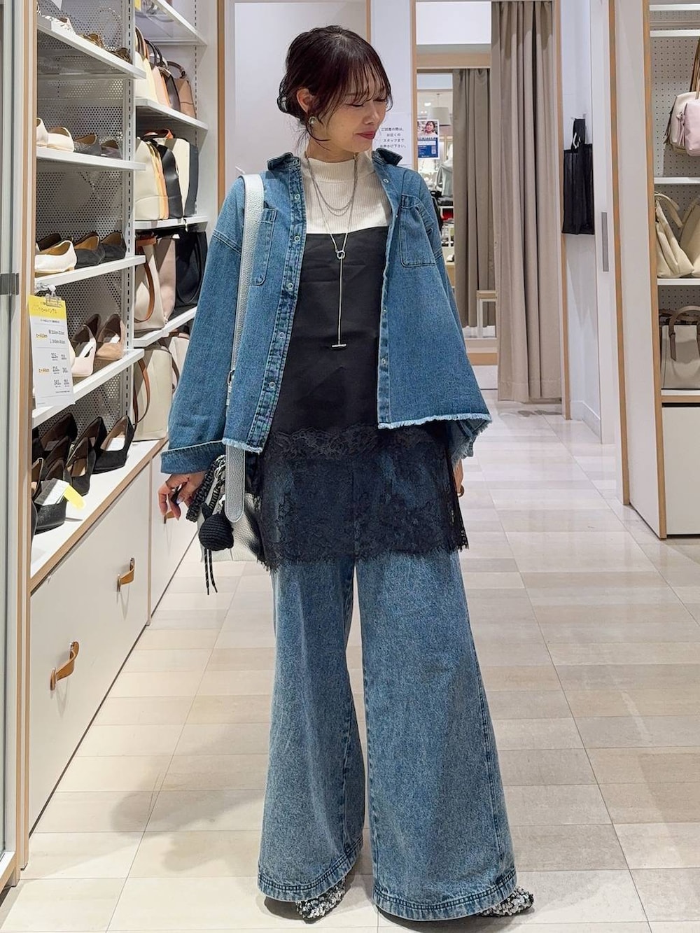 ピンク系のTシャツ/カットソー、ブルー系のシャツ/ブラウス、グレー系のスカートを着用したレディースの冬コーディネートの5枚目の写真