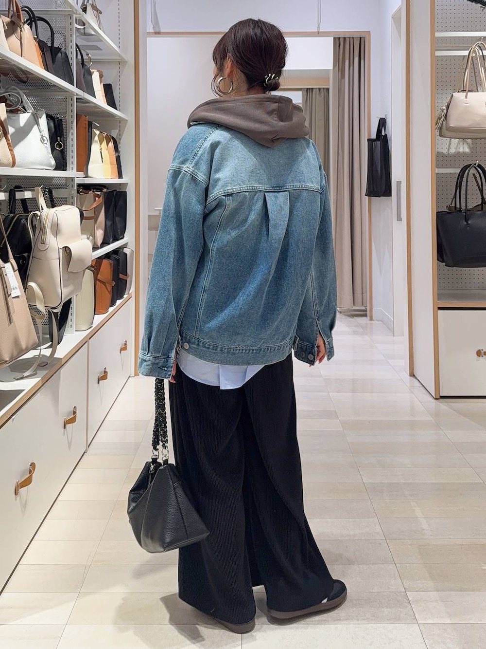 ブルー系のシャツ/ブラウス、ブルー系のデニムジャケット、ブラウン系のベストを着用したレディースの冬コーディネートの5枚目の写真