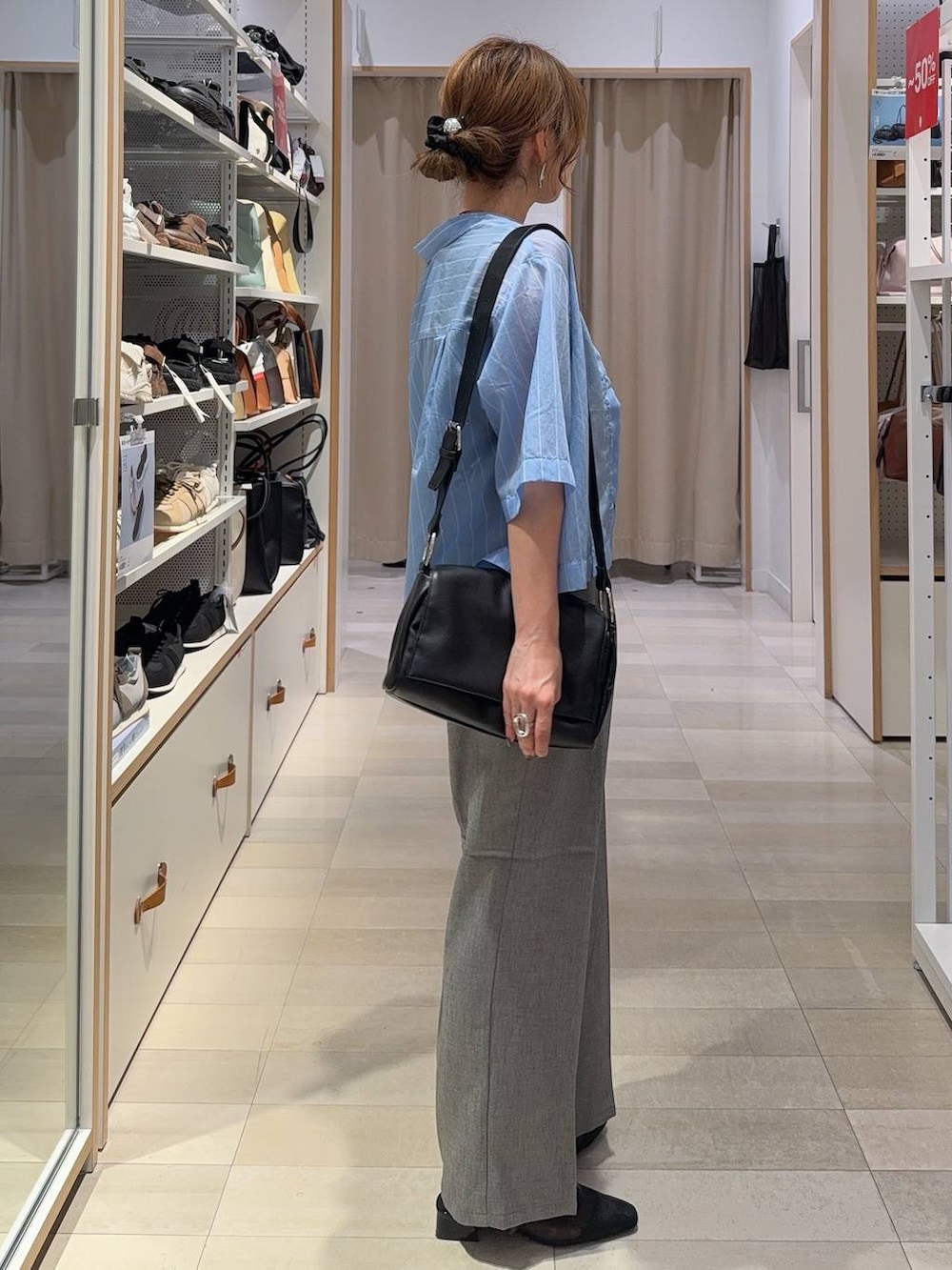 グレー系のその他パンツ、ブルー系のシャツ/ブラウス、ブラック系のタンクトップを着用したレディースの夏コーディネートの4枚目の写真