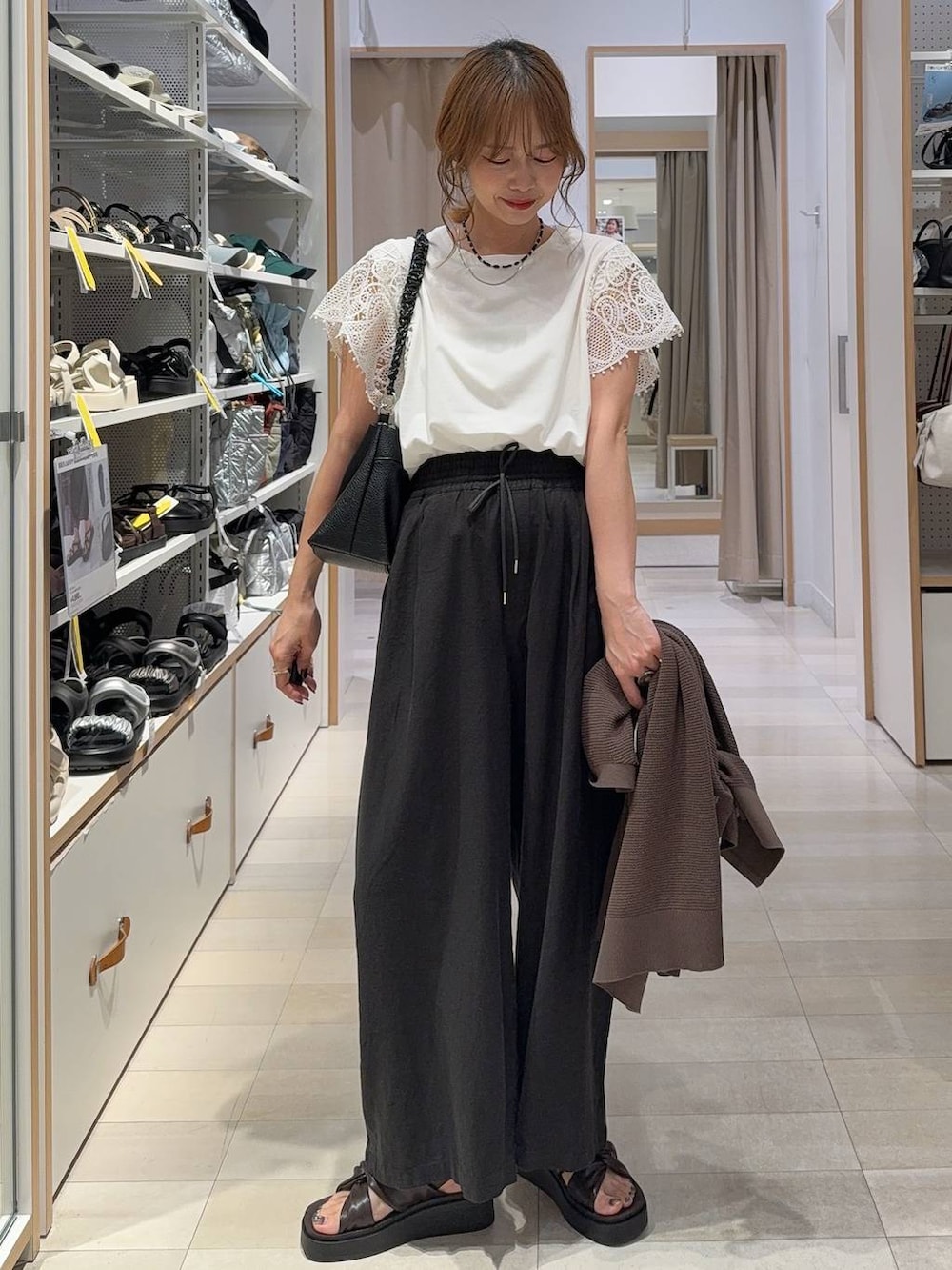 ブラック系のその他パンツ、ブラウン系のカーディガン/ボレロ、ベージュ系のTシャツ/カットソーを着用したレディースの夏コーディネートの2枚目の写真