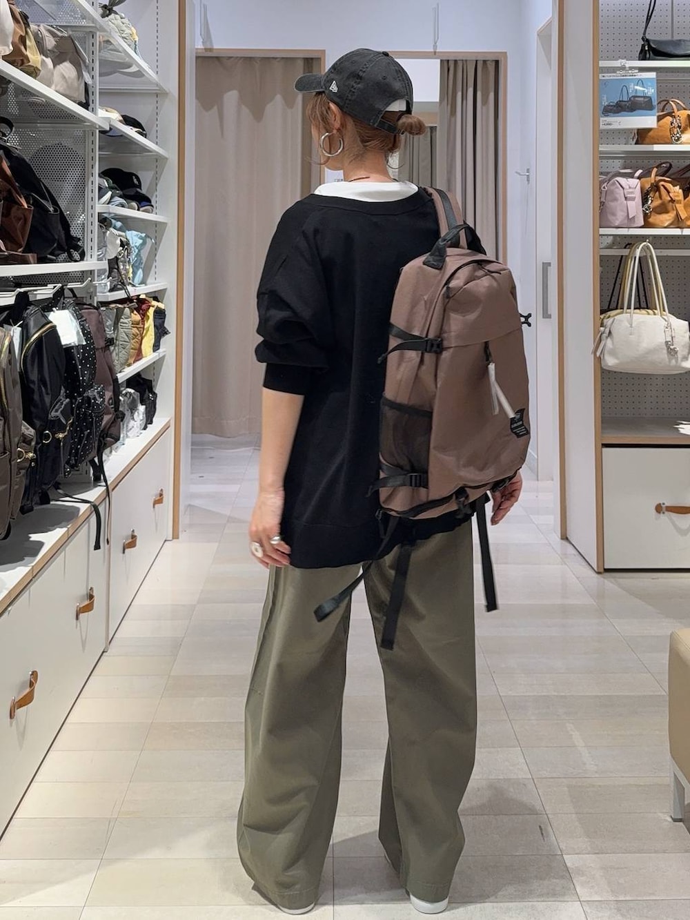 グリーン系のその他パンツ、その他のスニーカー、ブラック系のカーディガン/ボレロを着用したレディースの春コーディネートの6枚目の写真