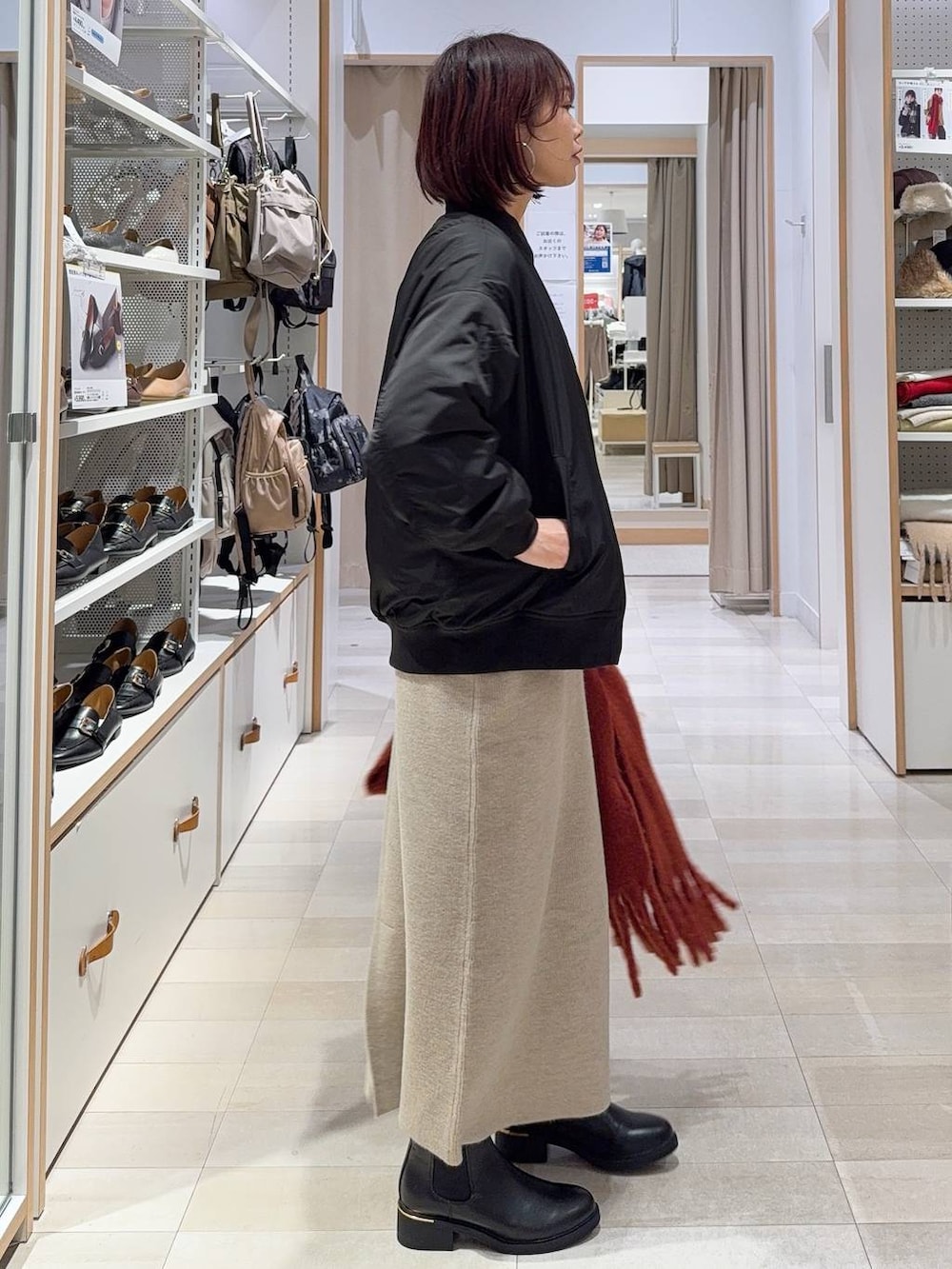 ブラック系のキャミソール、ブラック系のブルゾン、ブラック系のトートバッグを着用したレディースの秋コーディネートの4枚目の写真