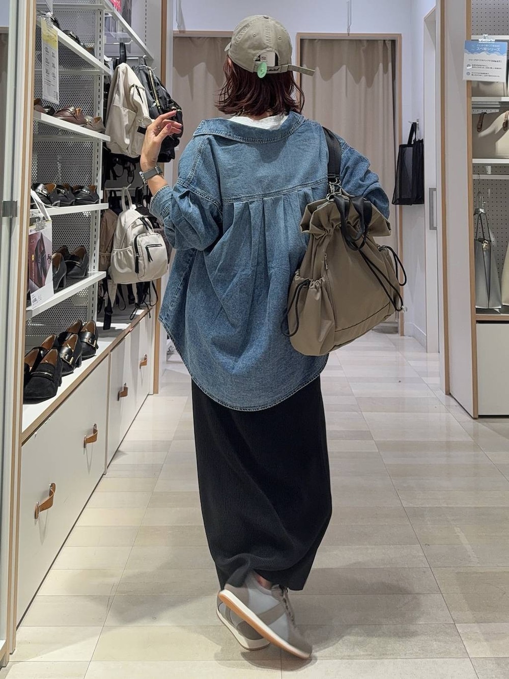 グレー系のバックパック/リュック、グレー系のスニーカー、グレー系のTシャツ/カットソーを着用したレディースの秋コーディネートの5枚目の写真