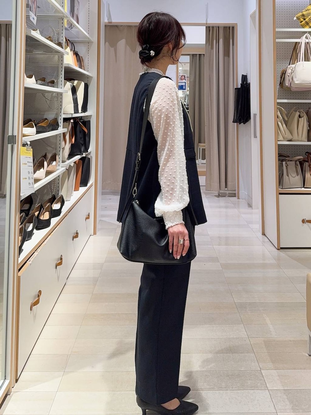 ブラック系のパンプス、ホワイト系のシャツ/ブラウス、ブルー系のその他アウターを着用したレディースの冬コーディネートの3枚目の写真