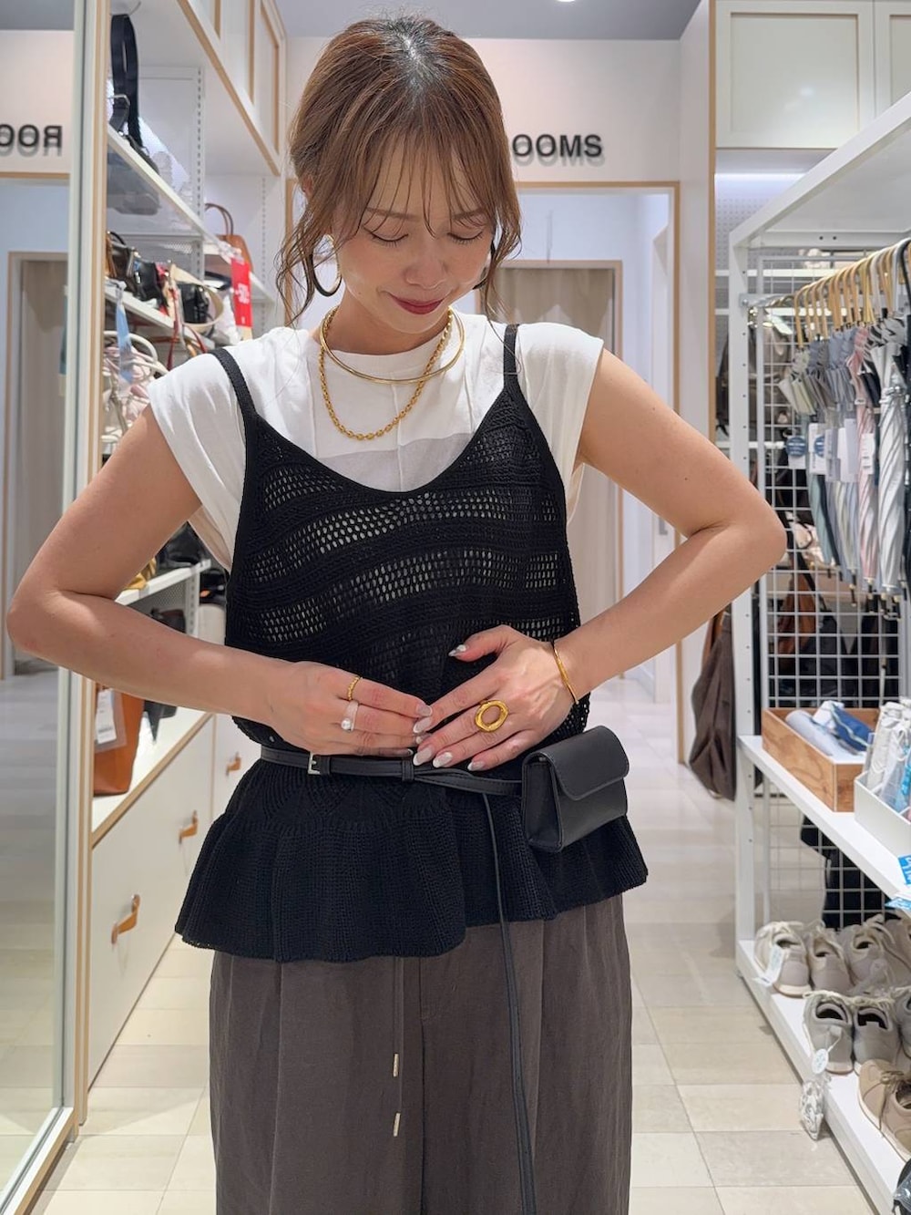 ホワイト系のTシャツ/カットソー、ブラウン系のその他パンツ、ブラウン系のサンダルを着用したレディースの夏コーディネートの2枚目の写真