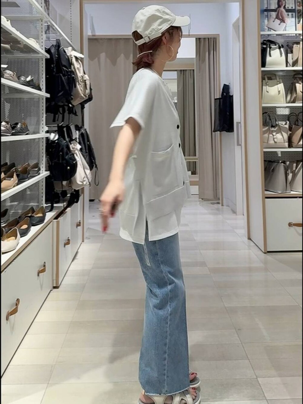 ホワイト系のショルダーバッグ、シルバー系のカーディガン/ボレロ、その他のTシャツ/カットソーを着用したレディースの夏コーディネートの3枚目の写真