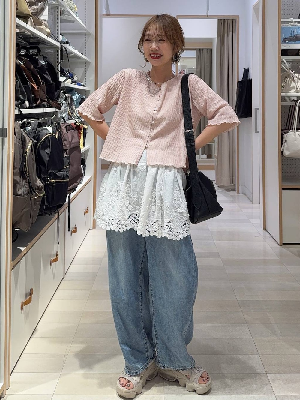 ブルー系のデニムパンツ、ホワイト系のその他トップス、シルバー系のネックレスを着用したレディースの春コーディネートの2枚目の写真