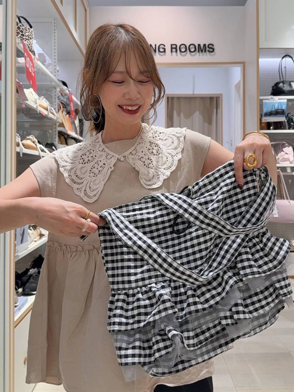 ブラック系のトートバッグ、ブラック系のその他パンツ、ホワイト系のタンクトップを着用したレディースの夏コーディネートの2枚目の写真