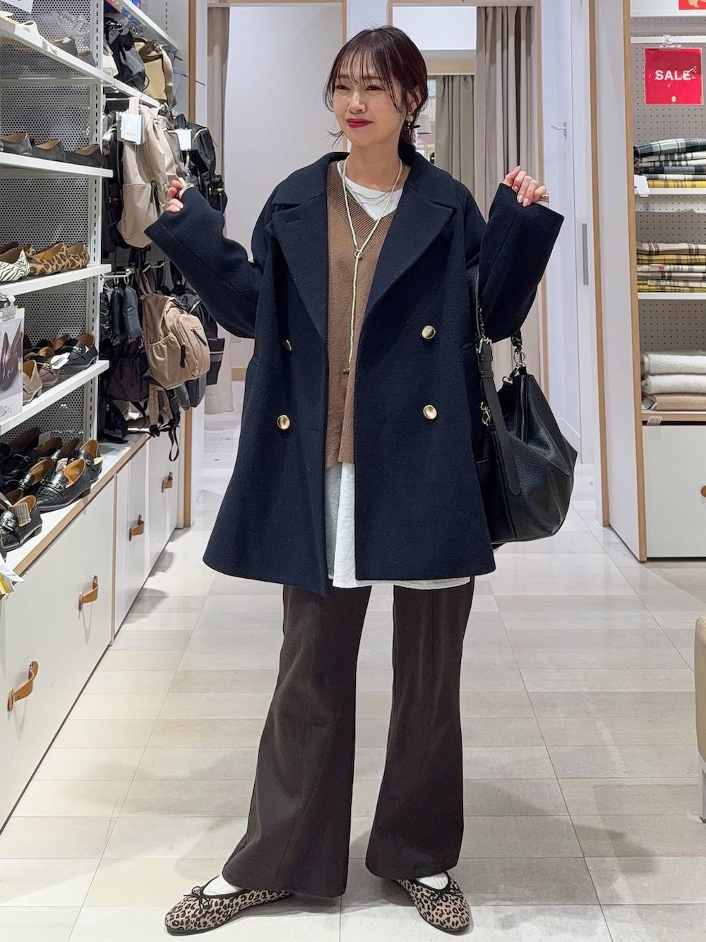 ブラック系のローファー、ブルー系のチェスターコート、グレー系のその他パンツを着用したレディースの冬コーディネートの5枚目の写真