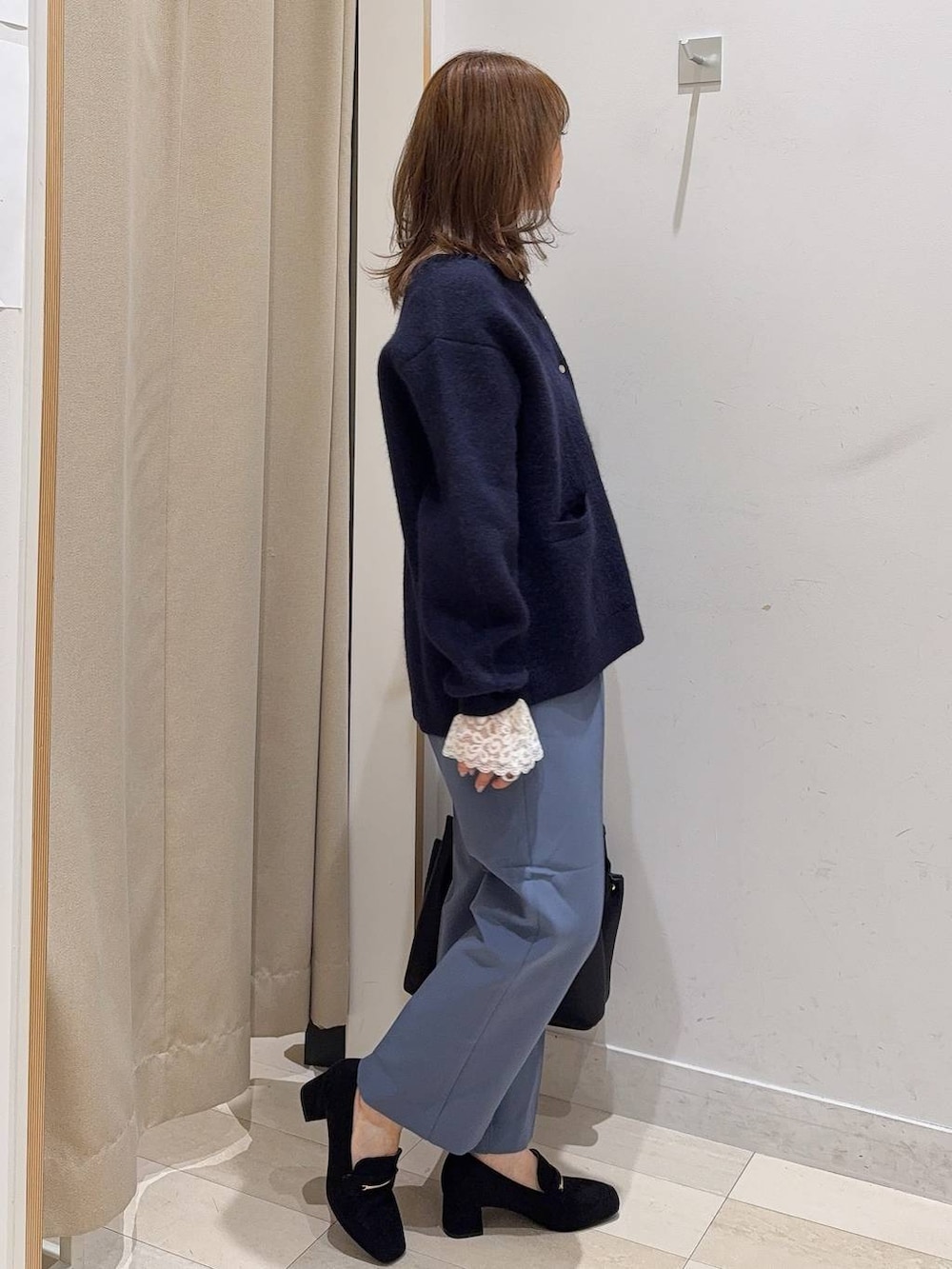 ホワイト系のTシャツ/カットソー、ブラック系のトートバッグ、ブラック系のローファーを着用したレディースの秋コーディネートの2枚目の写真