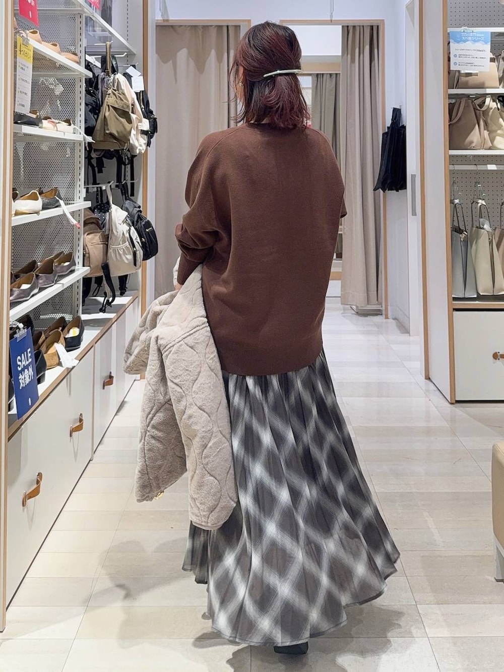 ブラック系のローファー、ベージュ系のブルゾン、ブラウン系のスウェットを着用したレディースの秋コーディネートの9枚目の写真