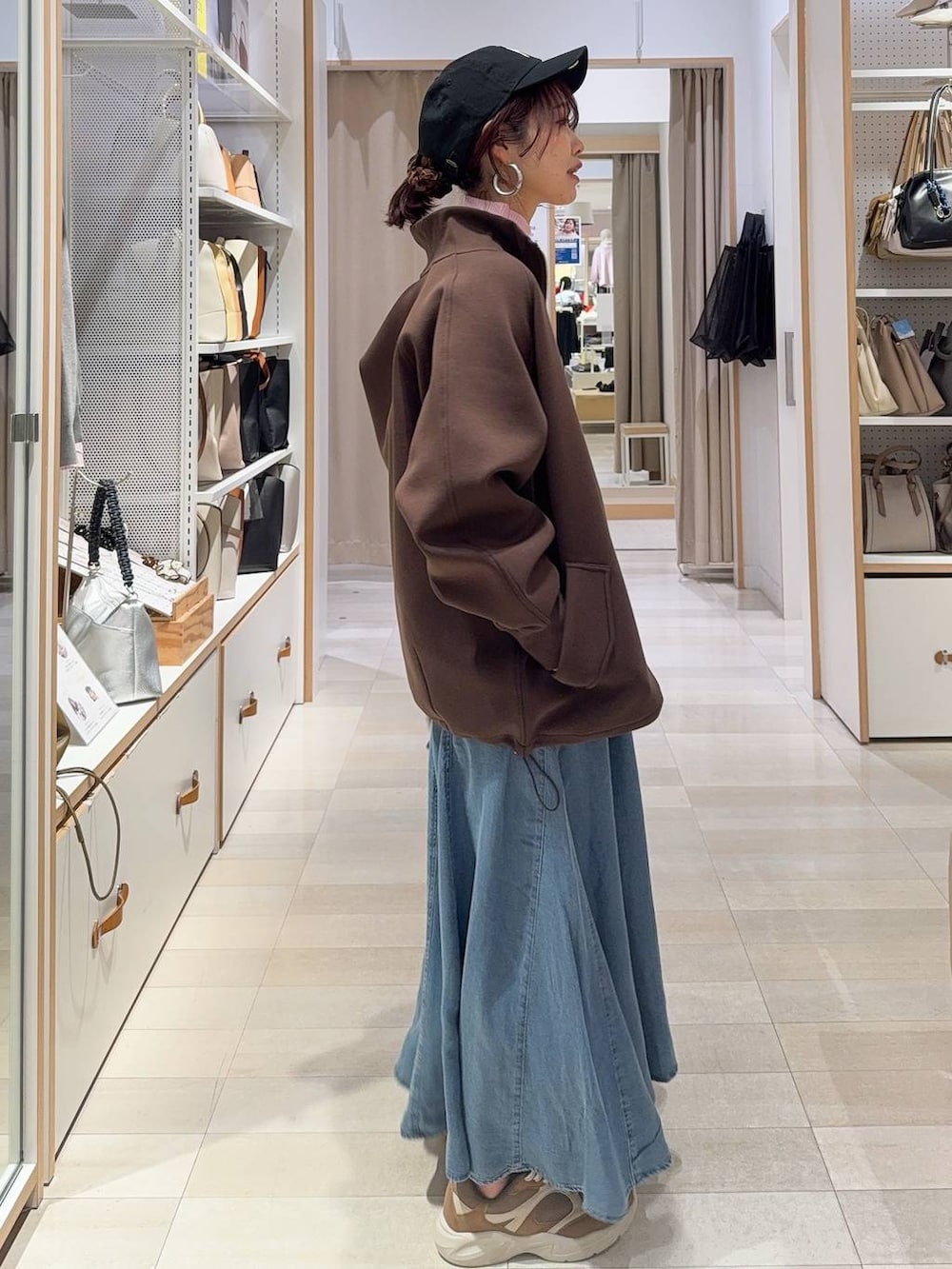 ピンク系のニット/セーター、ホワイト系のTシャツ/カットソー、ブラウン系のその他シューズを着用したレディースの冬コーディネートの4枚目の写真