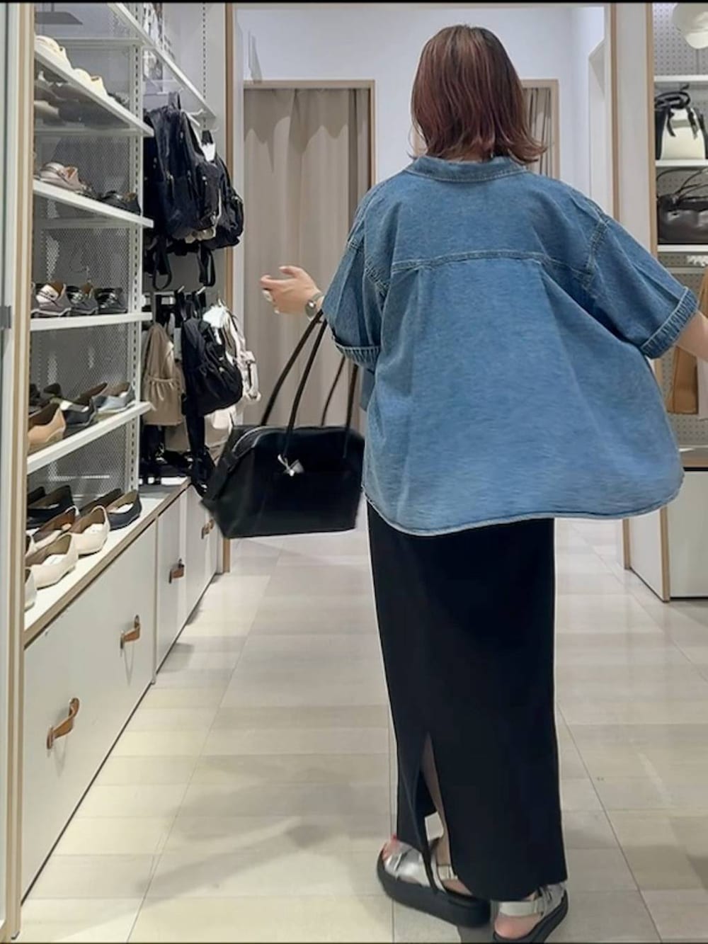 ホワイト系のTシャツ/カットソー、ブルー系のシャツ/ブラウス、ブラック系のスカートを着用したレディースの夏コーディネートの7枚目の写真